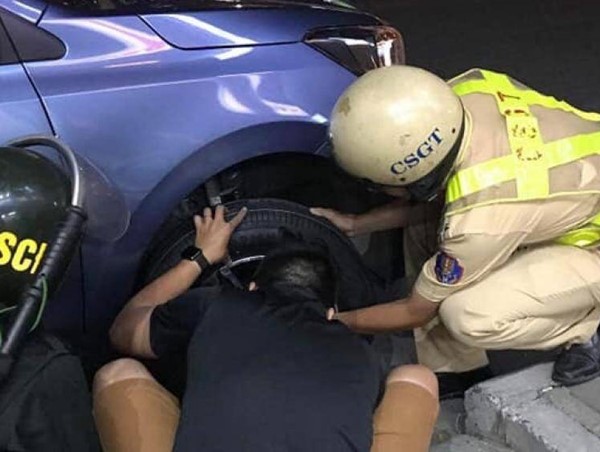 Hình ảnh đẹp của CSGT TP.HCM giúp tài xế thay bánh ô tô trong đêm
