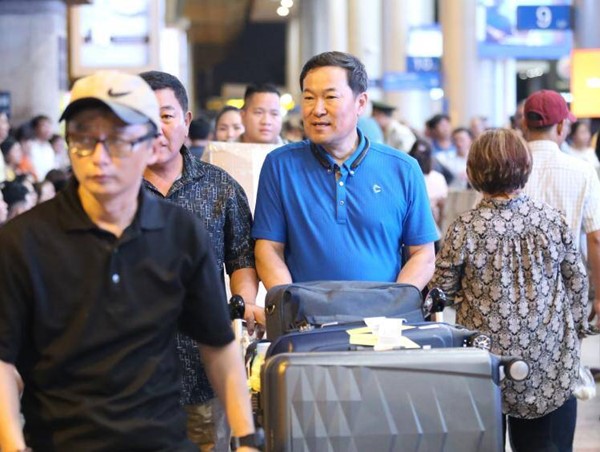 Nghẹt thở ở Tân Sơn Nhất vì “một Việt kiều về, cả họ đi đón“