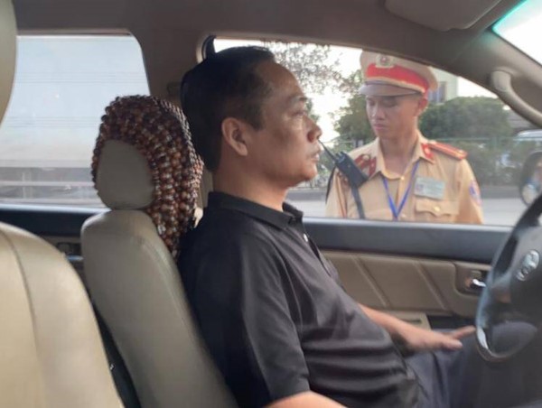 Lái xe cố thủ hơn 3 giờ để tránh bị kiểm tra nồng độ cồn