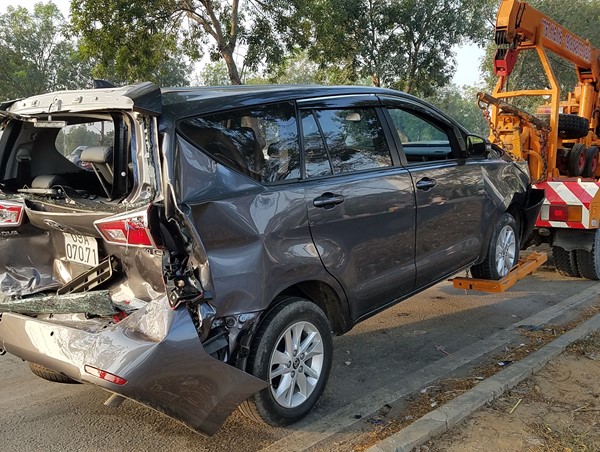 Ô tô biến dạng sau va chạm liên hoàn, nhiều người may mắn thoát nạn 