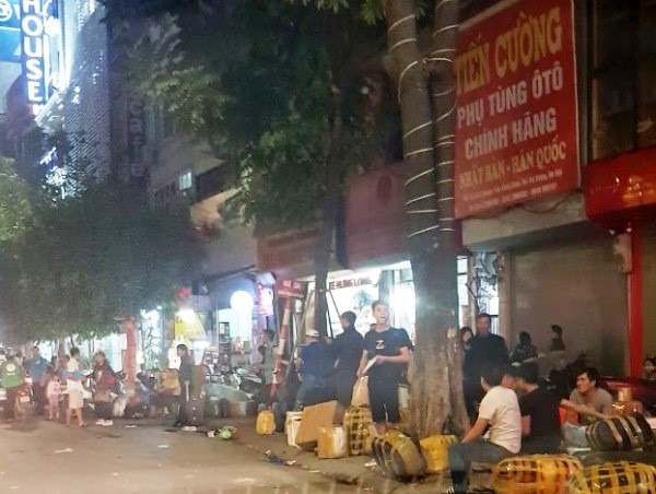 Tiếp bài nhà xe Hưng Long độc chiếm vỉa hè phố Trần Khát Chân: Chính quyền xử lý trên giấy?