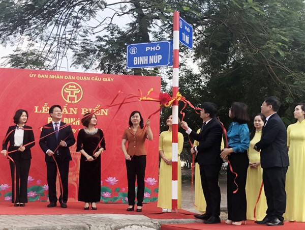 Quận Cầu Giấy gắn biển 3 tuyến phố mới