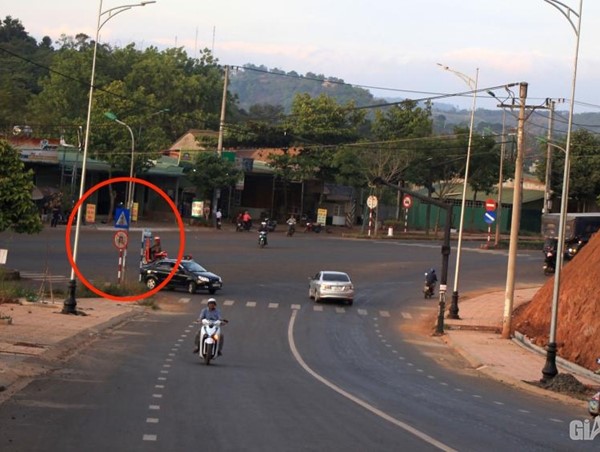 Biển báo thiếu, cắm lộn xộn gây mất ATGT trên đường Hồ Chí Minh