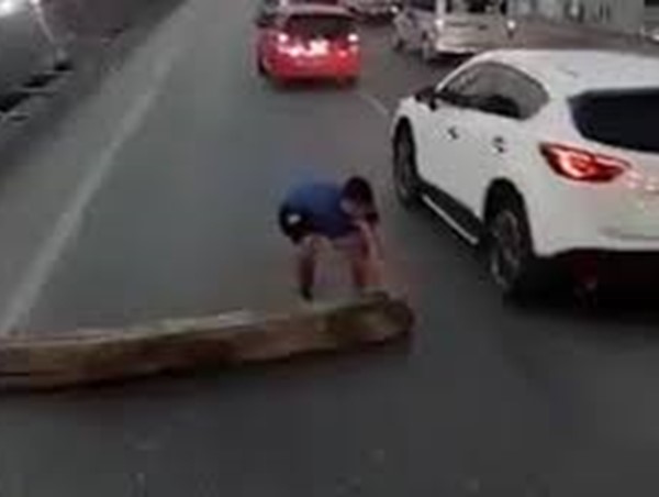 Hành động đẹp của tài xế dẹp gọn khúc gỗ “siêu to” giữa đường