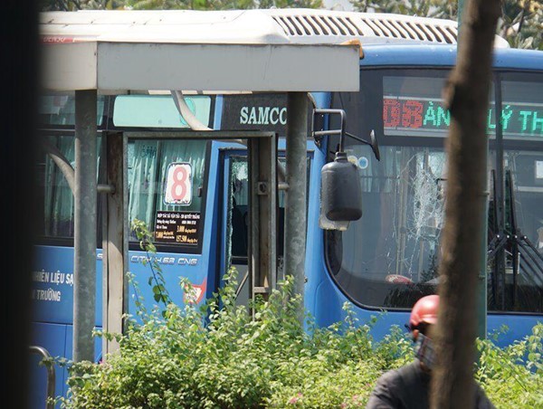 Khởi tố vụ án, truy bắt nhóm côn đồ đập phá xe buýt trên đường ở TP.HCM