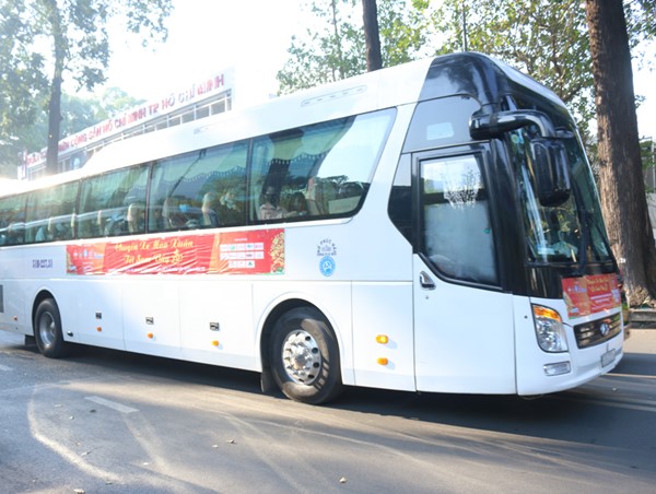 Chuyến xe mùa xuân đưa 2.500 sinh viên nghèo về quê đón Tết 