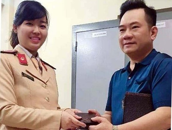 Nữ CSGT trả ví tiền và nhiều giấy tờ quan trọng cho người đánh rơi