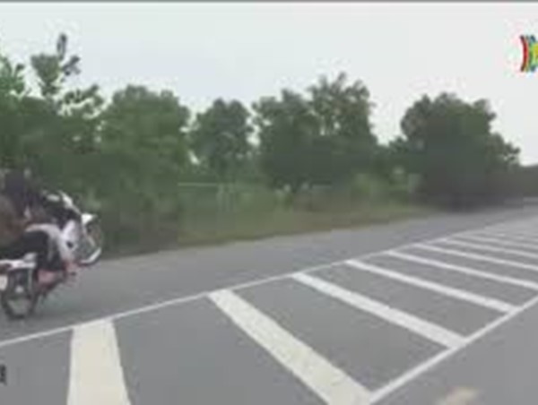 Truy tìm đối tượng bốc đầu xe máy trước mặt CSGT