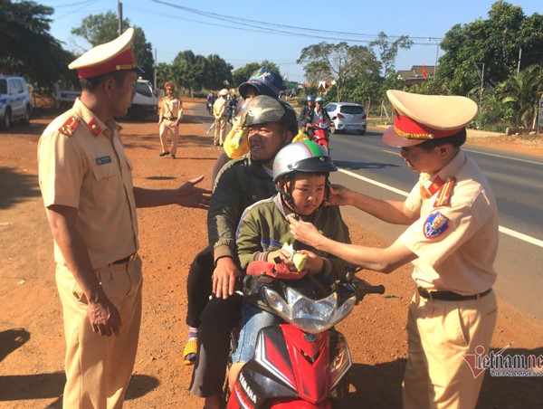 CSGT Đắk Nông dừng xe nghìn người, không phải xử phạt mà tặng quà Tết