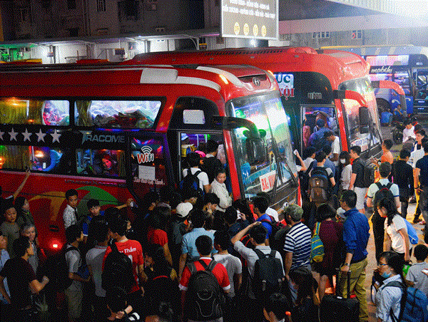 Đi xe Tết bị nhồi nhét, tăng giá, người dân gọi ngay đường dây nóng