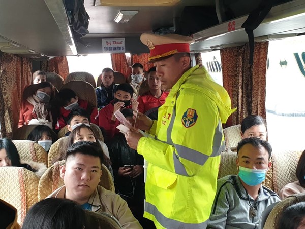 Đón lõng từ cửa bến, liên tiếp phát hiện xe khách vi phạm dịp Tết