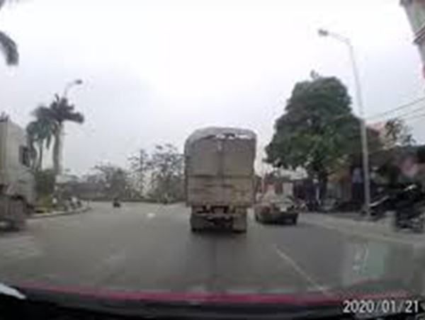 Video: Hai xe tải suýt đấu đầu thảm khốc