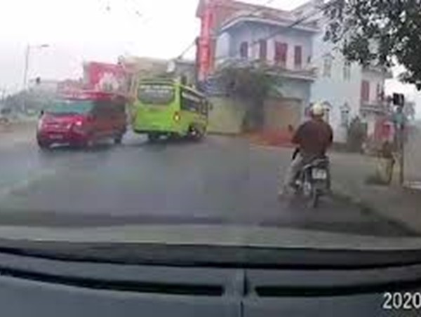 Xe limousine lấn làn, vượt ẩu suýt gây tai nạn