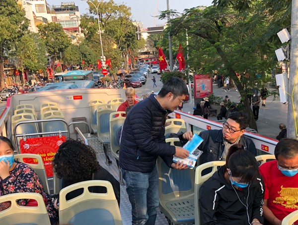 Hà Nội: Phát miễn phí hơn 1.000 khẩu trang cho du khách