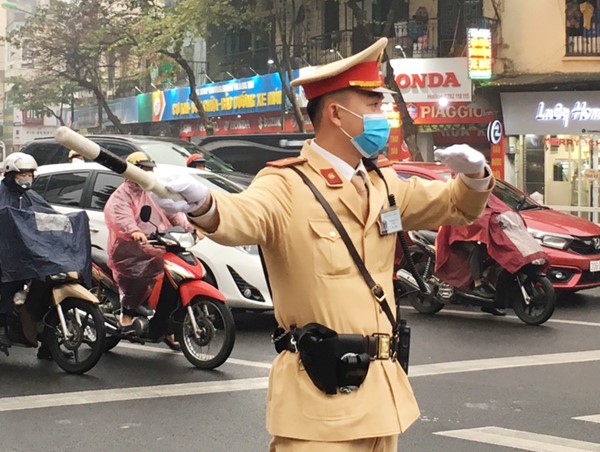 CSGT Hà Nội bắt đầu đeo khẩu trang khi làm việc trên đường
