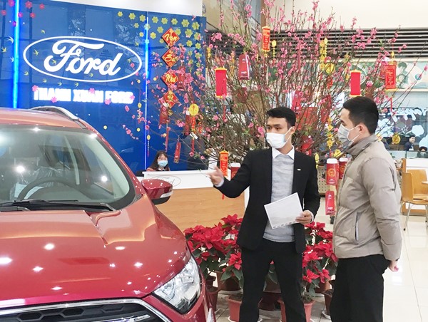 ​Nhân viên các hãng xe kín bưng khẩu trang khi làm việc