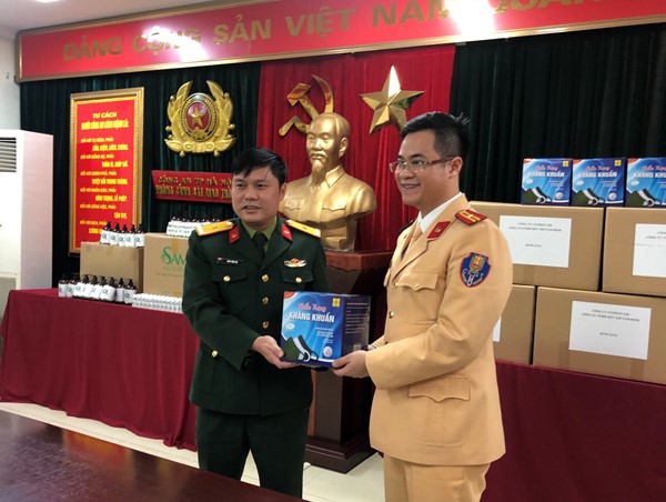 Tặng 10.000 khẩu trang cho CSGT Hà Nội