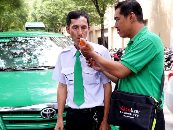 Sẽ trang bị máy đo nồng độ cồn cho nhiều đơn vị taxi