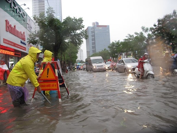 [Video] Đường phố nội thành Hà Nội úng ngập tại 43 điểm: Đâu là nguyên nhân?