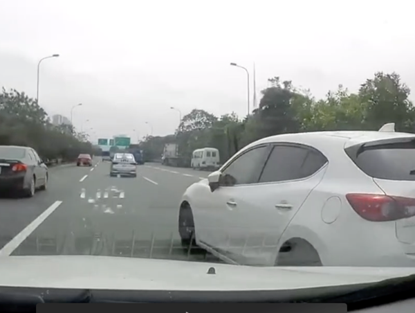 Nhập làn cao tốc kiểu “bất cần đời“