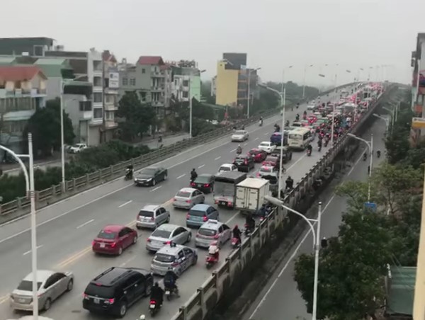 Cầu Vĩnh Tuy tắc cứng trong buổi sáng 6/3