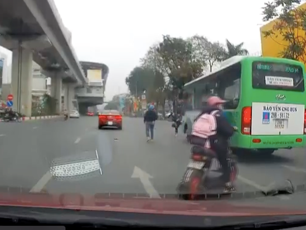 Hai người phụ nữ thoát chết khi bị ô tô tông ngã trên đường Nguyễn Trãi