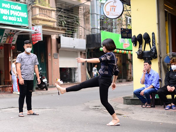 Nhân viên “phố phở cuốn” Ngũ Xã rảnh rỗi, đá cầu giữa đường