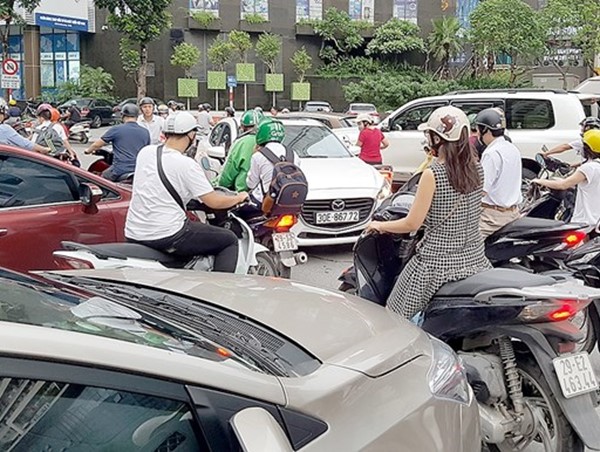 “Xe máy, ôtô không phải nguyên nhân gây hỗn loạn giao thông“