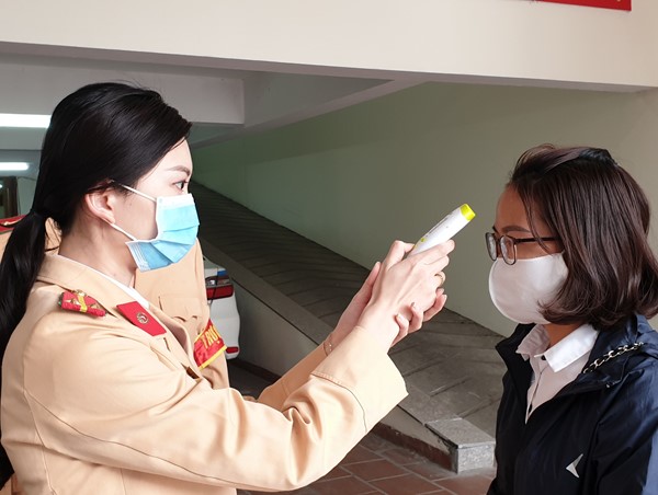 CSGT Hà Nội đo thân nhiệt, phát khẩu trang cho người vi phạm giao thông