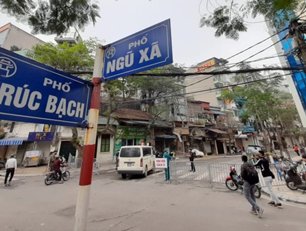 Phân luồng giao thông phố Trúc Bạch để phòng, chống dịch Covid-19