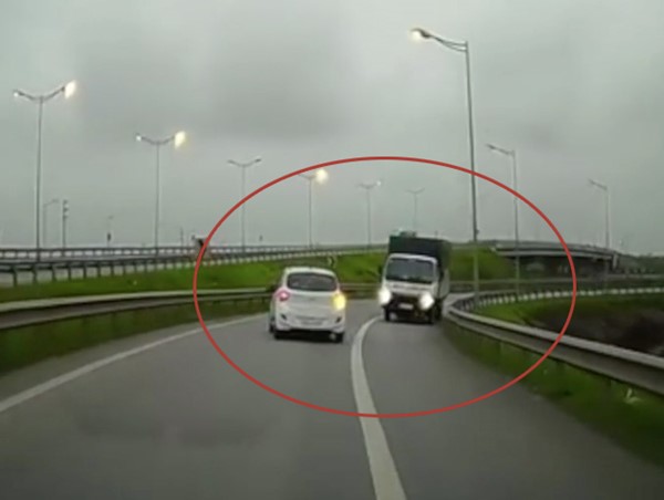 Xe tải đi ngược chiều đường dẫn lên cao tốc Hà Nội - Thái Nguyên