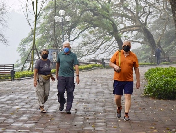 [Ảnh] Hà Nội: Du khách ủng hộ việc đeo khẩu trang ra đường