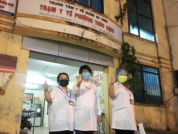 Phố Trúc Bạch chính thức dỡ bỏ hàng rào cách ly