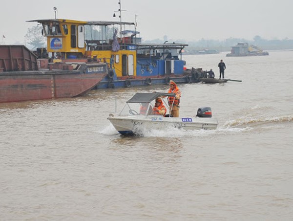 Hà Nội: 2 tàu hút cát trái phép trên sông Hồng trong đêm bị bắt quả tang