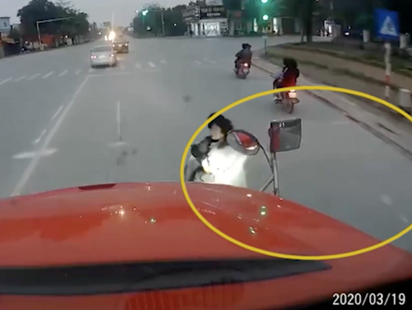 Hai thiếu nữ đi xe máy đầu trần tạt đầu “trêu” xe container