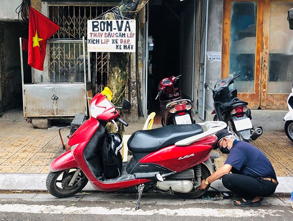 [Ảnh] Ngày làm việc đầu tuần trên phố Trúc Bạch sau cách ly