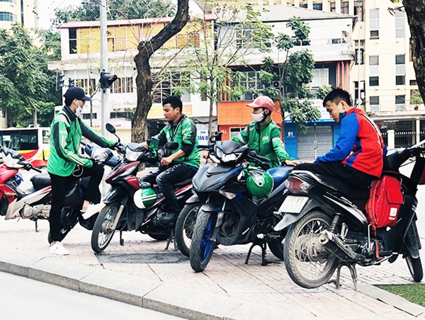 Tài xế taxi, xe ôm điêu đứng vì dịch Covid-19