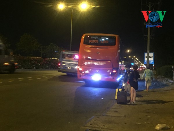 TP Hồ Chí Minh: Người dân đổ ra QL1 để đón xe về quê ‘trốn’ dịch 