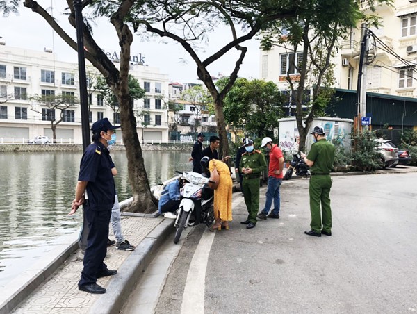 Hà Nội: Nhiều người bị phạt vì không đeo khẩu trang khi ra đường