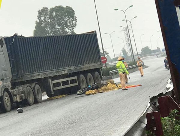 Phú Xuyên: Xe container đi ngược chiều gây tai nạn khiến 1 người tử vong