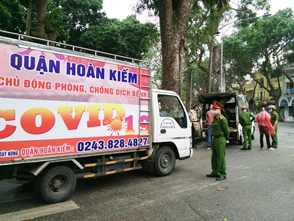 Công an quận Hoàn Kiếm xử phạt 4 trường hợp không đeo khẩu trang khi ra đường