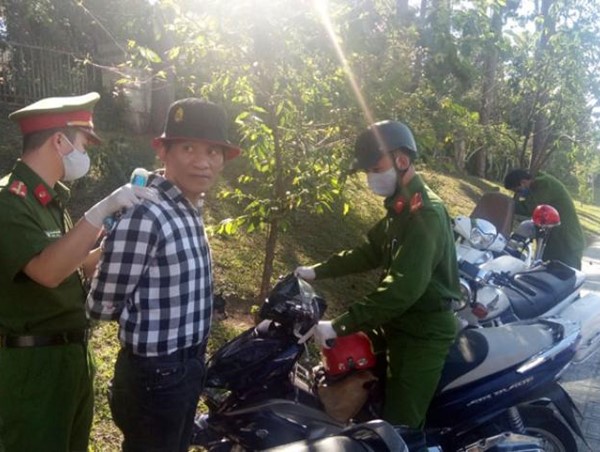 Lâm Đồng: Nhắc nhở không đeo khẩu trang, phát hiện tàng trữ ma túy
