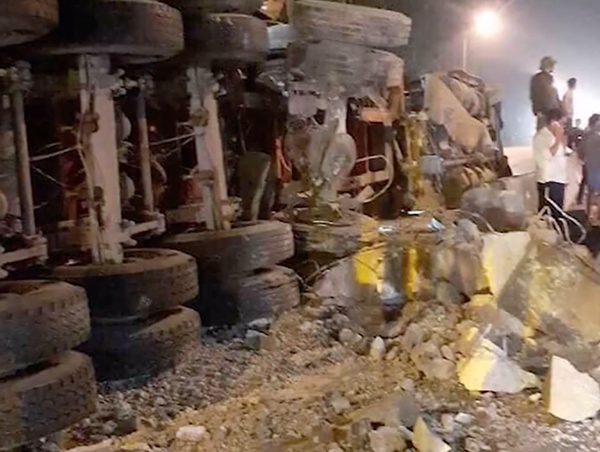 Xe container mất lái “cày” nát dải phân cách, lật nghiêng giữa đường