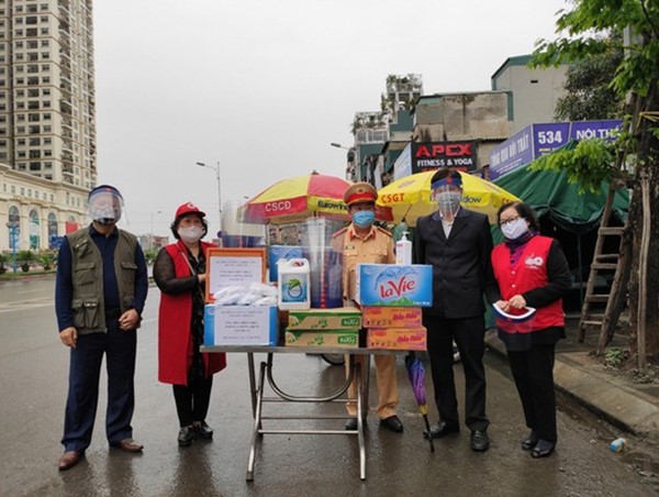 Người dân mang đồ tiếp tế, động viên chốt trực cách ly tại cửa ngõ Thủ đô