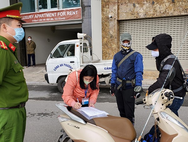 Quận Ba Đình: Tuyên truyền, xử phạt nghiêm các trường không đeo khẩu trang, ra đường không lý do