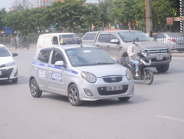 Kiên quyết thực hiện quy hoạch hạn chế cấp phù hiệu cho taxi ngoại tỉnh