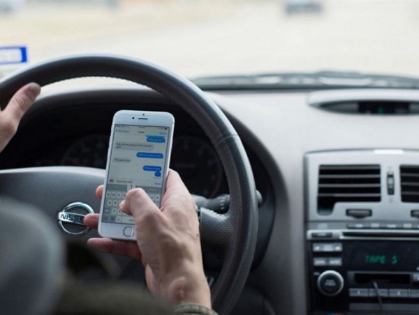 Sử dụng điện thoại khi đang lái xe bị xử phạt thế nào?
