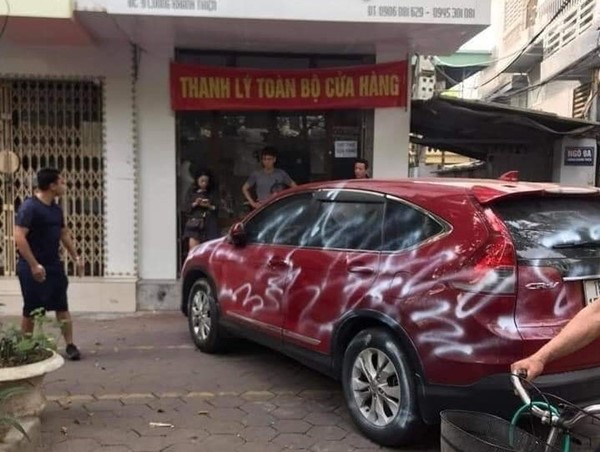 Xử phạt hành vi đỗ xe chắn trước cửa nhà dân và hành vi phá hoại xe