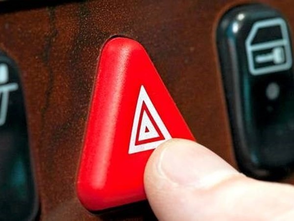 Lợi dụng đèn khẩn cấp dừng đỗ không đúng nơi quy định vẫn có thể bị xử phạt