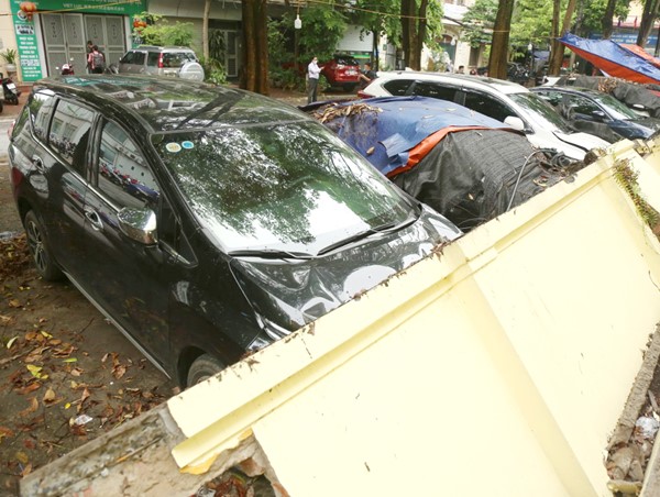 Hà Nội: Tường rào của trường mầm non đổ sập, đè bẹp hàng loạt ô tô